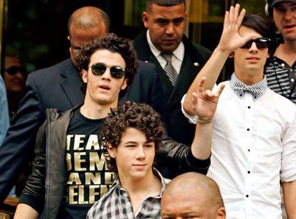 cupofmariel's tweet photo. Demi ya era súper cercana a los Jonas por Camp Rock y porque estaban de gira juntos y Selena salía con Nick por lo que los Jonas estaban de su lado, y Kevin lo más polémico que ha hecho en esta historia salió con esta camisa apoyándolas https://t.co/TL1UrhkKCR