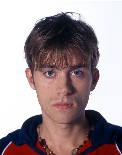 avazavaz's tweet photo. Feed'inize beden eğitimi dersinden çıkmış gibi duran bir 90'lar Damon Albarn'ı bırakıyoruz çünkü kendisi bugün 55 yaşına giriyor.

Bugün için tercihiniz Blur mü yoksa Gorillaz mı? https://t.co/IRcS2y5ebx