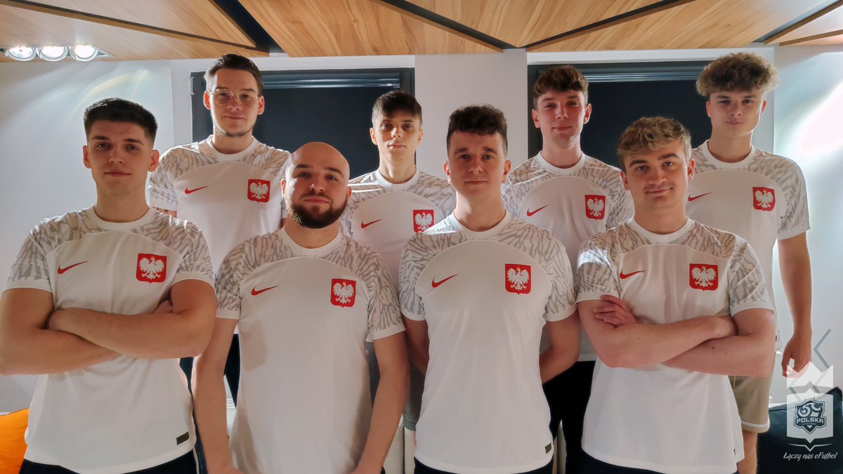 I jak tam nowe koszulki 🇵🇱 <a href="/polakofifa/">Gracjan Gołębiewski</a>, <a href="/Riptorek/">Kamil Soszyński</a>, <a href="/bejottFIFA/">Bartosz Jakubowski</a>, <a href="/natsuFIFA/">natsuFIFA</a>, <a href="/milosz93/">Miłosz 'milosz93' Bogdanowski</a>, <a href="/Furman08/">Furman</a>, <a href="/damiefifa/">Damian Augustyniak</a>, <a href="/BlachuFIFA/">Blachu_</a>?