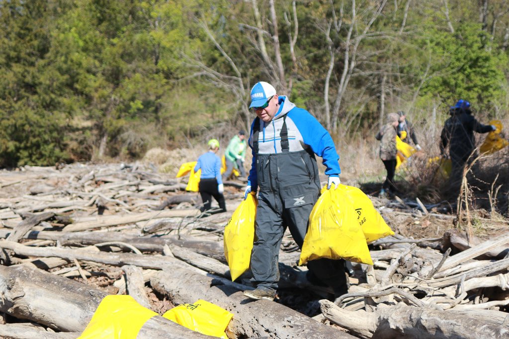 On this beautiful sunny day in East Tennessee, volunteers from <a href="/YamahaRW/">Yamaha Rightwaters</a> and <a href="/AftcoFishing/">AFTCO</a> joined forces to clean up the small cove located on Fort Loudoun Lake. Eager participants and a lot of effort resulted in removing tons of trash that had accumulated in the cove near Duncan