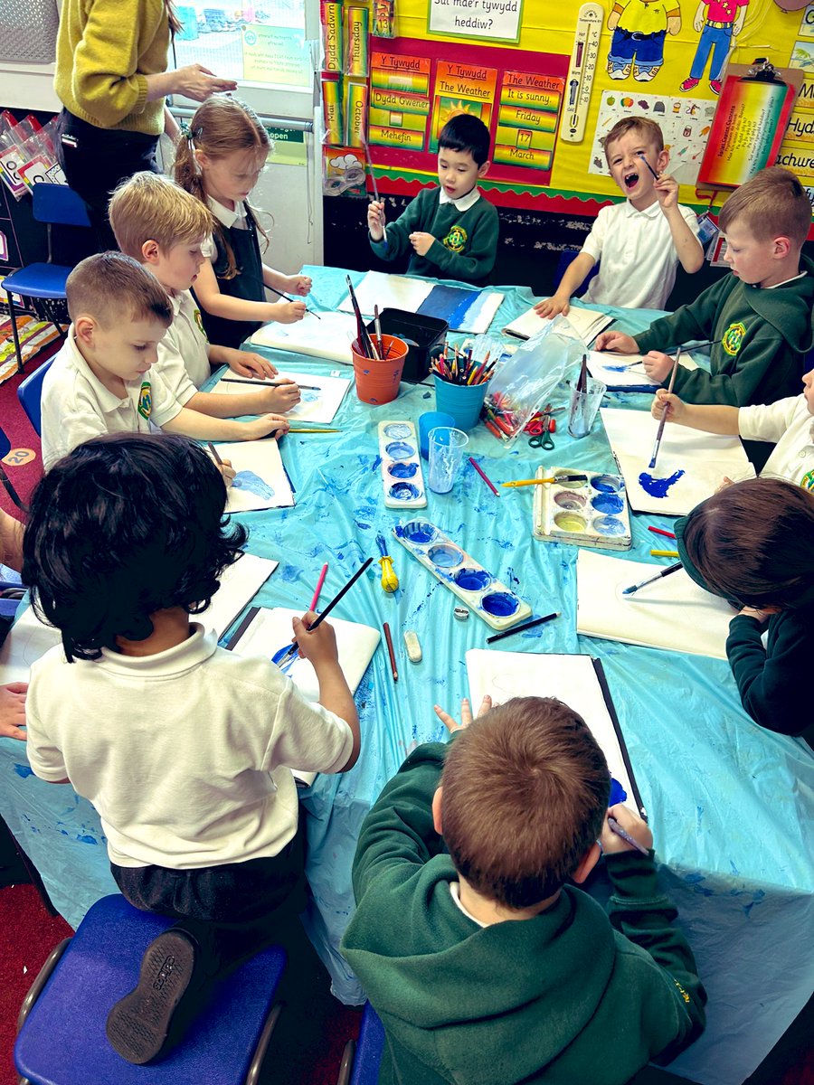 Penl122's tweet image. The boys and girls in Year 1/2 loved their visit from @katiecottle_ today. They enjoyed the workshop on creating their own blue giant collage. They also learned lots about being an illustrator. Diolch am  ddod! Thank you for coming to see us 🌊💙😄 @PenllergaerP #PPSCom #PPSECC