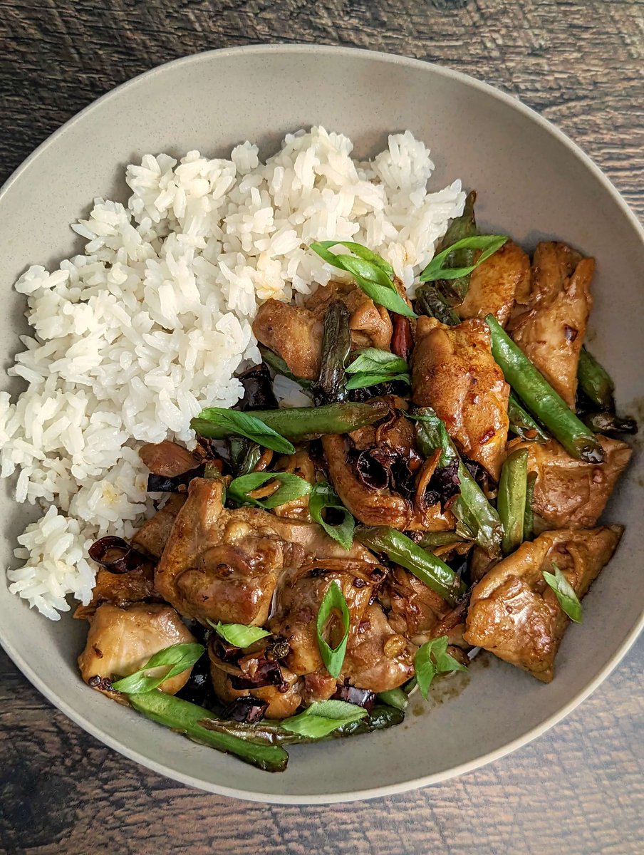 JamilGhar's tweet photo. Looking for a flavorful Thai dish to spice up your dinner tonight? Try our quick and easy Pad Cha with Chicken! Packed with delicious herbs and spices.  #thaifood #recipeideas #chickenlover

https://t.co/4DEVvZQGwh https://t.co/3x0BnhMa6T