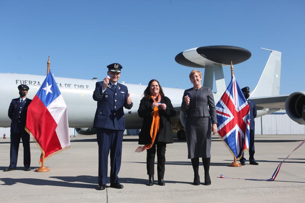 RogerMix_'s tweet photo. @Cooperativa Para ver las aeronaves que sobrevuelan la ciudad, una buena alternativa es la app Flightradar24, Así pude ver el paso de 1 de los 3 Boeing E-3D Sentry cedidos por UK a la FACH para aumentan la capacidad de alerta temprana, vigilancia, exploración, y reconocimiento aeroespacial https://t.co/cm8ri7gFgw