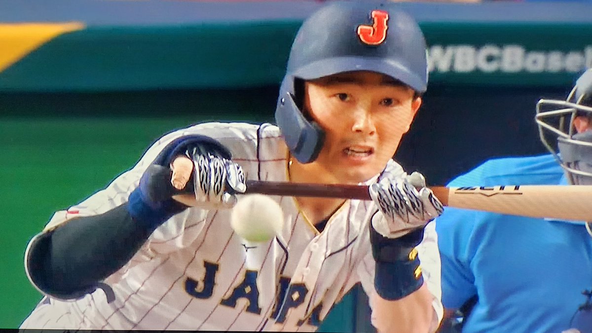Let’s talk about this. I love this image. Here’s what I see.

• Bat at the top of the zone. 
• Head in-line with the bat.
• Playing with a broken right pinky finger.
• Left hand fingers gripping the bat.

When this happened in last nights game a lot of thoughts ran through my