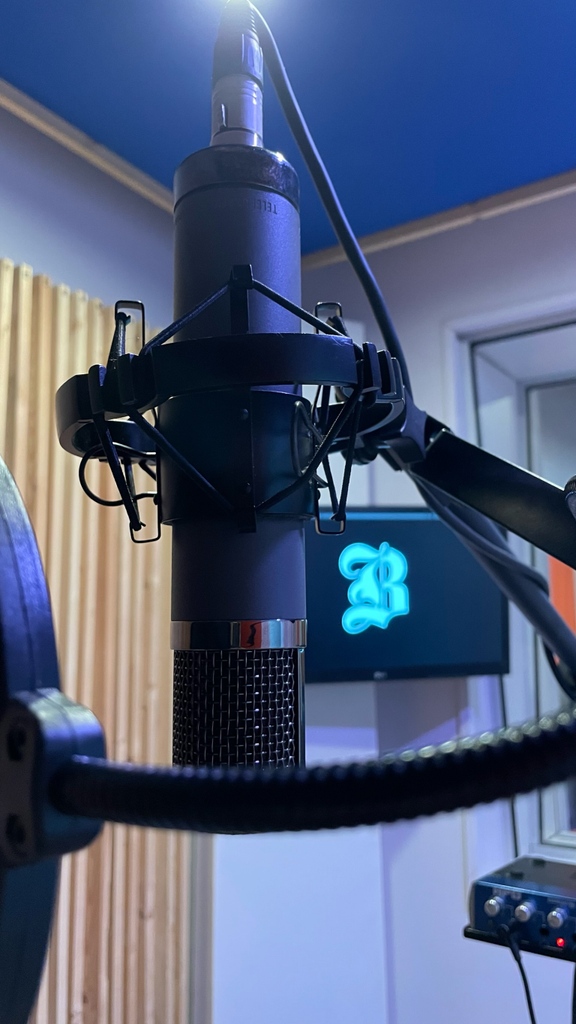 BreweryStudio's tweet photo. You know you want to get into the booth😉 Don't hesitate to use our promo code for our LA location! 20% off LA sessions with the code: BREWLA at https://t.co/swtZWbZNuc or the link in our bio 🔥😎 https://t.co/LqtVhFntnY