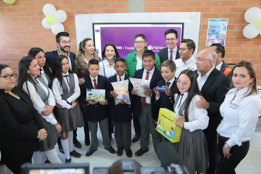 SecTICBoyaca's tweet photo. Entregamos en la Institución Educativa Técnica Plinio Mendoza Neira de Toca, un #AulaSTEAM para la innovación educativa, donada por @FundSiemensCol, Fundación El Nogal y @etrainingSAS.
Este será un espacio para que los niños y niñas creen y se diviertan mientras aprenden 🚀. https://t.co/abSlPjnxFg