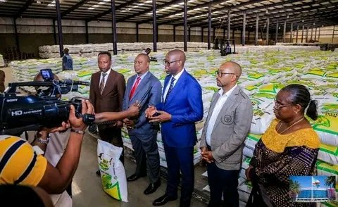 CongoNouveau24's tweet photo. 🇨🇩💰🌽FLASH: Hausse de prix de farine dans le Haut Katanga : Le gouverneur @JacquesKyabula a fait la ronde des #minoteries pour s’assurer que les populations soient ravitaillées très vite à 20 000 FC le sac de 25 kg. https://t.co/rqKY6dsyEy