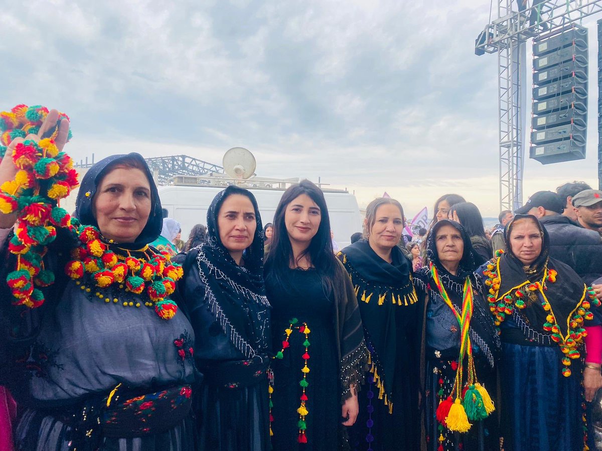 SONGULERDEN73's tweet photo. Çend dîmenên ji Newroza Cizîra Botan.
Em wekî jinên kurd jinên ji heram Botanê bi rêhe salên 1990 a me Newroza 2023 yan pêşwaziki 
Newroz li tevahiya gelê me li gelê mezlûm pîroz be...✌️✌️ https://t.co/hQkYmh26tA