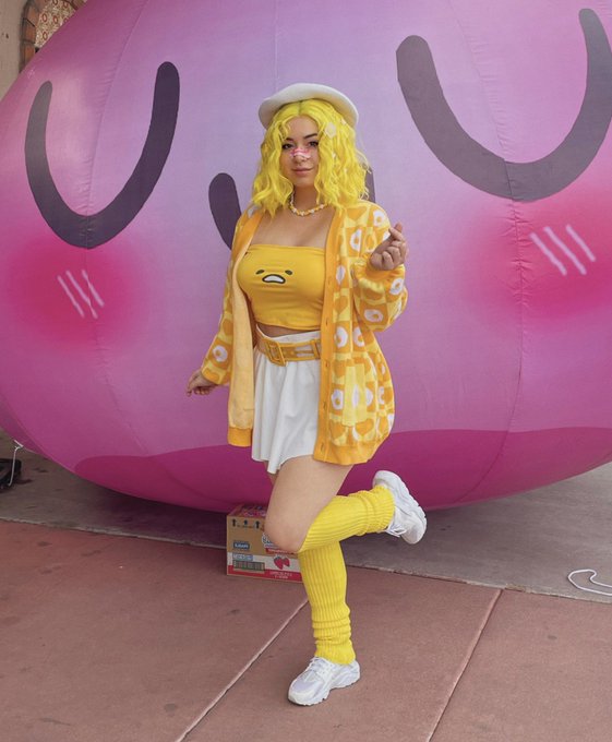 it's hardly a cosplay, but look at my little gudetama outfit ٩(ˊᗜˋ*)و https://t.co/cctOty41sR<a href="/tag/apexlegends"class="tags"><span>#apexlegends</span></a>