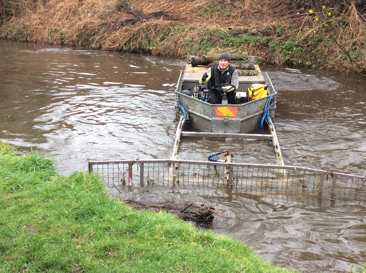 Griff_Y1's tweet photo. I’ve lived by the canal for over 20 years and this is the first time I’ve seen this boat. It clears floating logs and debris. @Griff_Mrstaylor @Griff_DEPUTY @Griff_Ecoclub #canalandrivertrustcymru https://t.co/GKaK764u7k