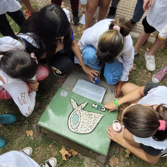saraleguimanuel's tweet photo. MEMORIA SIEMPRE EN PLAZA IRLANDA
En vísperas del 24 de marzo, junto a las escuelas del barrio y gracias a la iniciativa y la generosidad de Caballito x la Memoria, descubrimos una baldosa conmemorativa de la campaña #PlantamosMemoria del 2021 https://t.co/SeJtgyfeJs