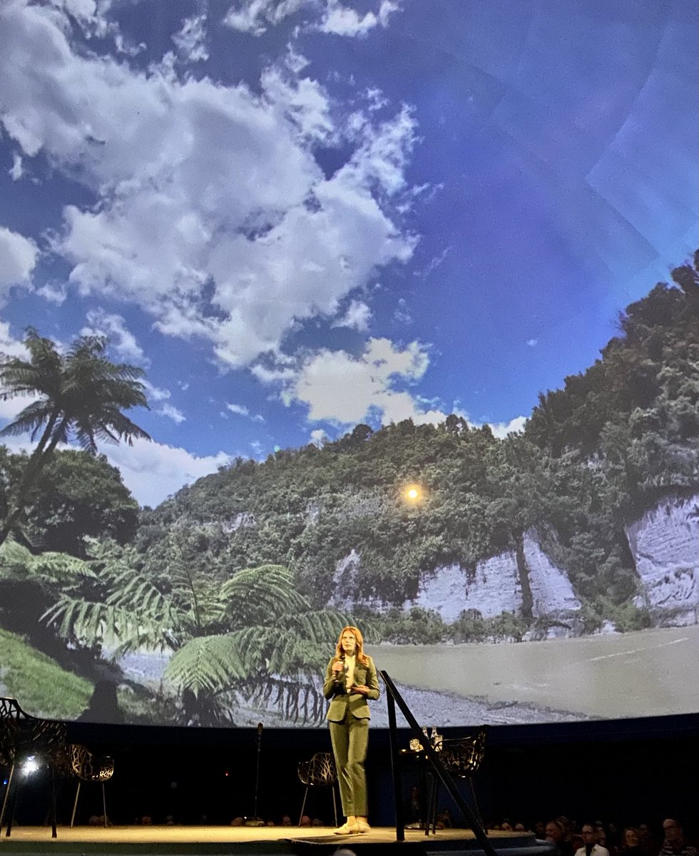 Heldin ⁦<a href="/JessicadenOuter/">Jessica den Outer ✊🌳⚖️</a>⁩ presenteert haar boek #rechtenvoordenatuur. 

Het is de hoogste tijd…