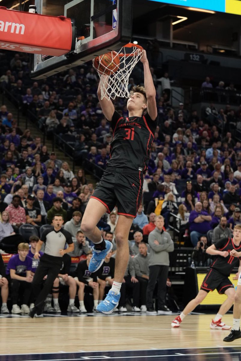 chronicleMN's tweet photo. Panthers are up at the break.  Keep it rolling boys!  @LNHoopsOx  @LNHS_Panthers https://t.co/oI3qXLNj0d