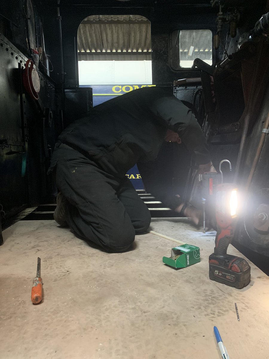 Pose du nouveau plancher dans la locomotive Hannibal 🤩