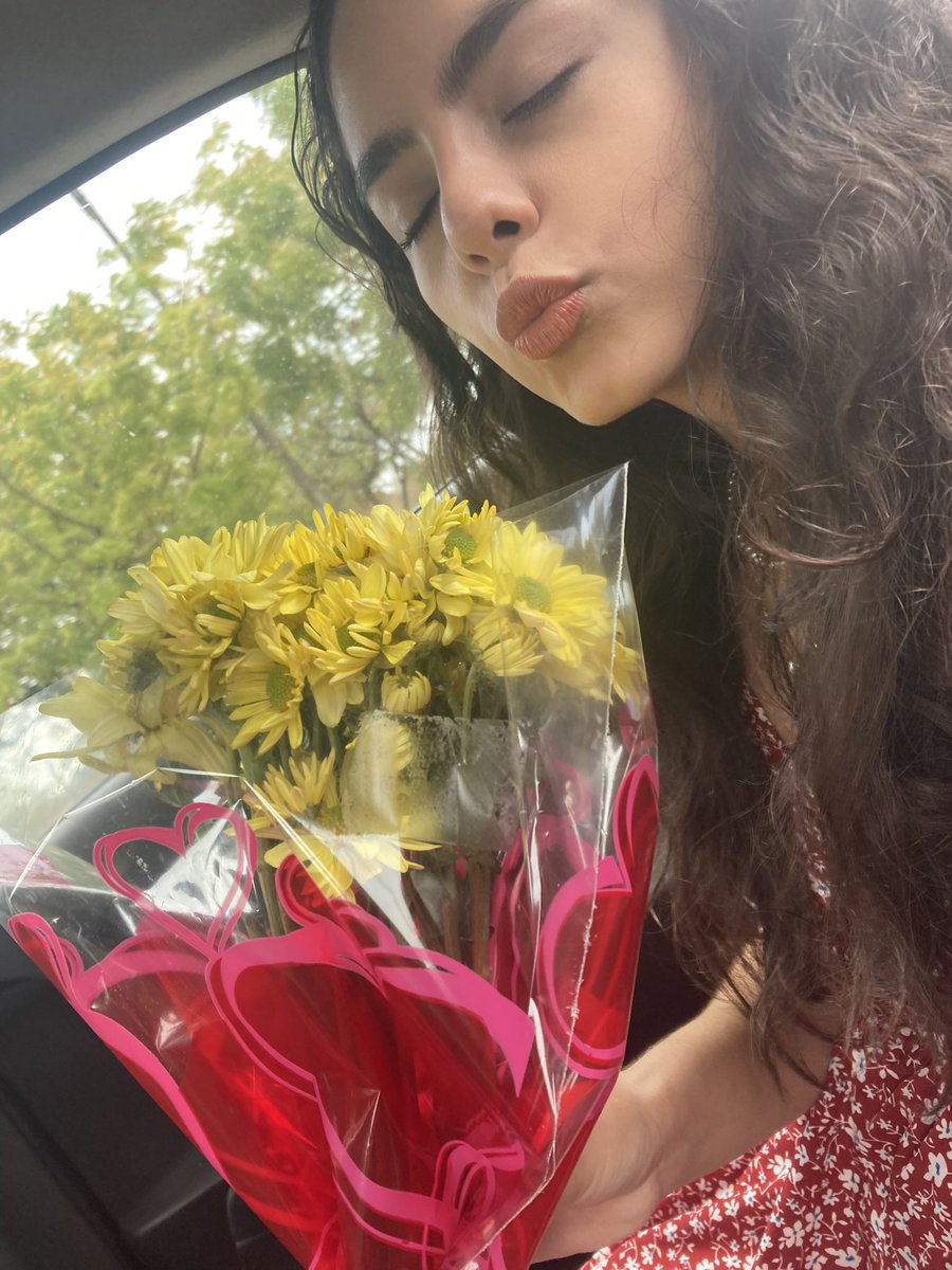 Sebas_vasquezh's tweet photo. @cristinaa12v_ @nadiacedenog No, somos hemisferio Sur, no acepto el día de hoy entregar flores amarillas. 21 de Septiembre es mi día, #freeflaco https://t.co/pKjGLUSIHM