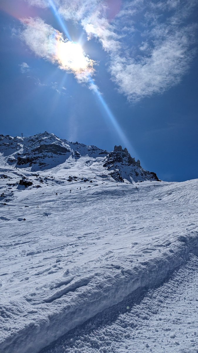 _Krystelle's tweet photo. More beautiful views of @stmoritz_ch from today. Awesome spring skiing at 3303m in Corvatsch 🏂❄️ https://t.co/DvJGkT2DAL
