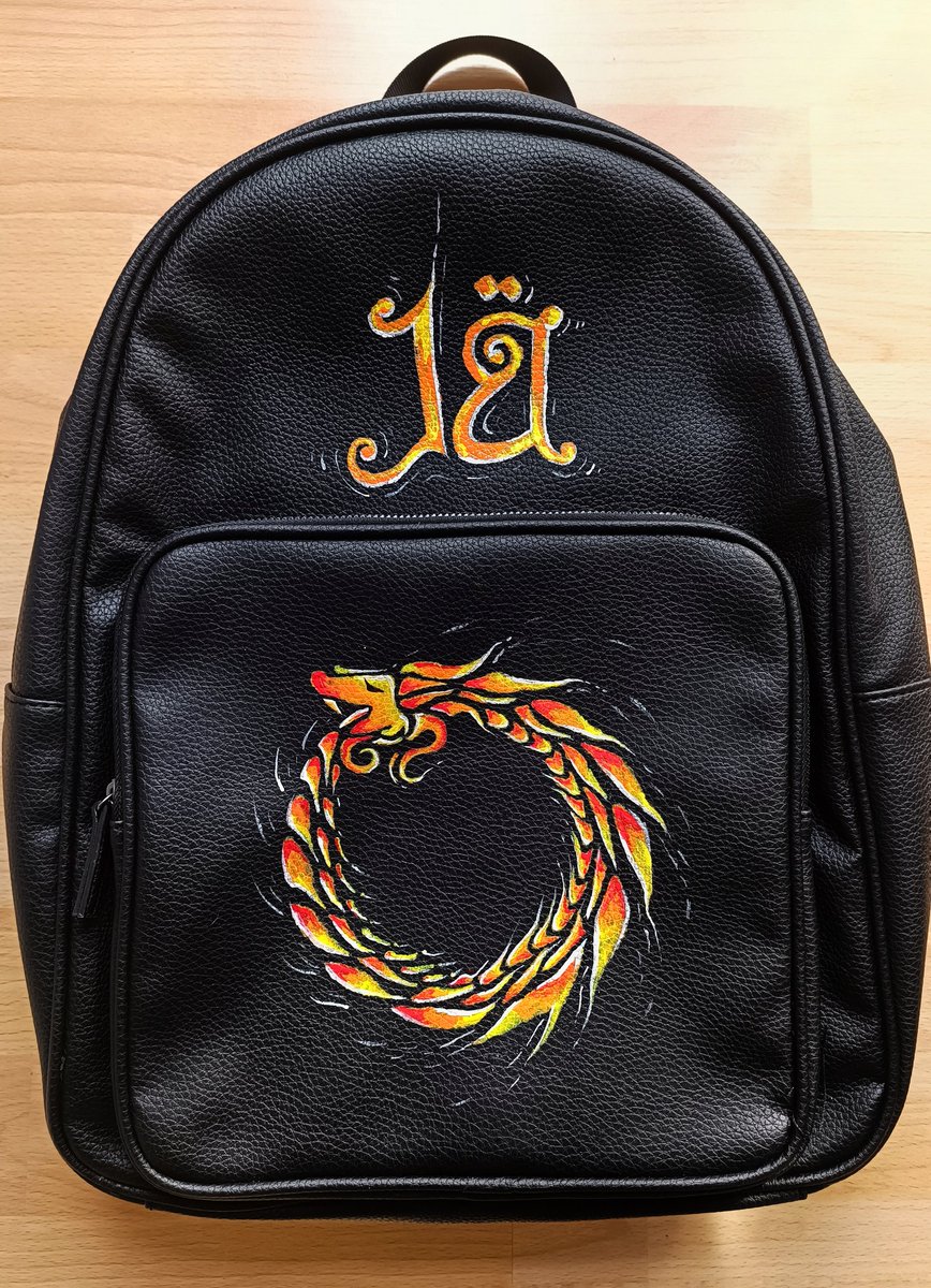 SarahYorkEso's tweet photo. Le he pintado una mochila para la gira  a @j_a_uroboros ♥️ https://t.co/hrdlv44L6E