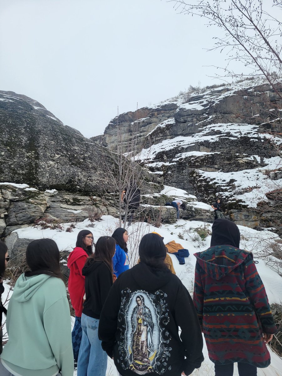 Hiking on a search for sap with the Nature Immersion Program to make a natural pine pitch glue! Working with the Paschal Sherman Indian School! 
#bushcraft #wilderness #wildernessskills #traditional #earthskills #pinepitch #natural #hiking #adventure