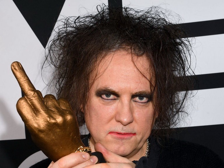 FascinaStreet's tweet photo. Robert smith going to Ticketmaster's offices. https://t.co/n2nW2tHIFZ