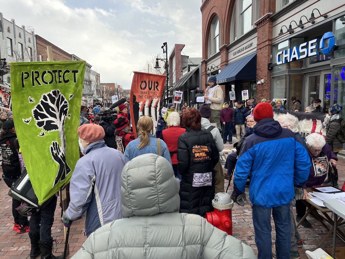 Over 100 Vermonters out in freezing weather today to say #StopTheMoneyPipeline. Big banks need to stop funding the climate crisis. ⁦@ThirdActOrg⁩