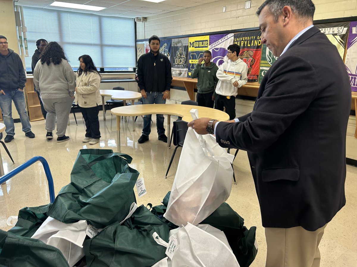 Special thanks to our partners <a href="/HoustonThreads/">Houston Threads</a> for donating business attire to <a href="/JonesFutures_A/">JonesFuturesAcademy</a> Shout out to our <a href="/HISDCTE/">Houston ISD CTE</a> Advisor Specialist Elizondo for preparing our scholars for Seniors to Success 2.0 Hiring Event. @GPonceHS <a href="/delesa1994/">Delesa Franklin, Ed.D.</a> <a href="/HISDHighSchools/">HISDHighSchools</a>