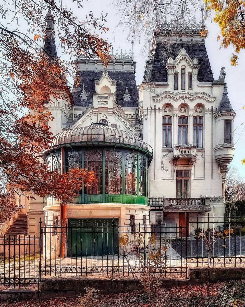 Anthro_Review's tweet photo. Crețulescu Palace, a private residence in Bucharest,Romania https://t.co/OJVmA4Bkvx