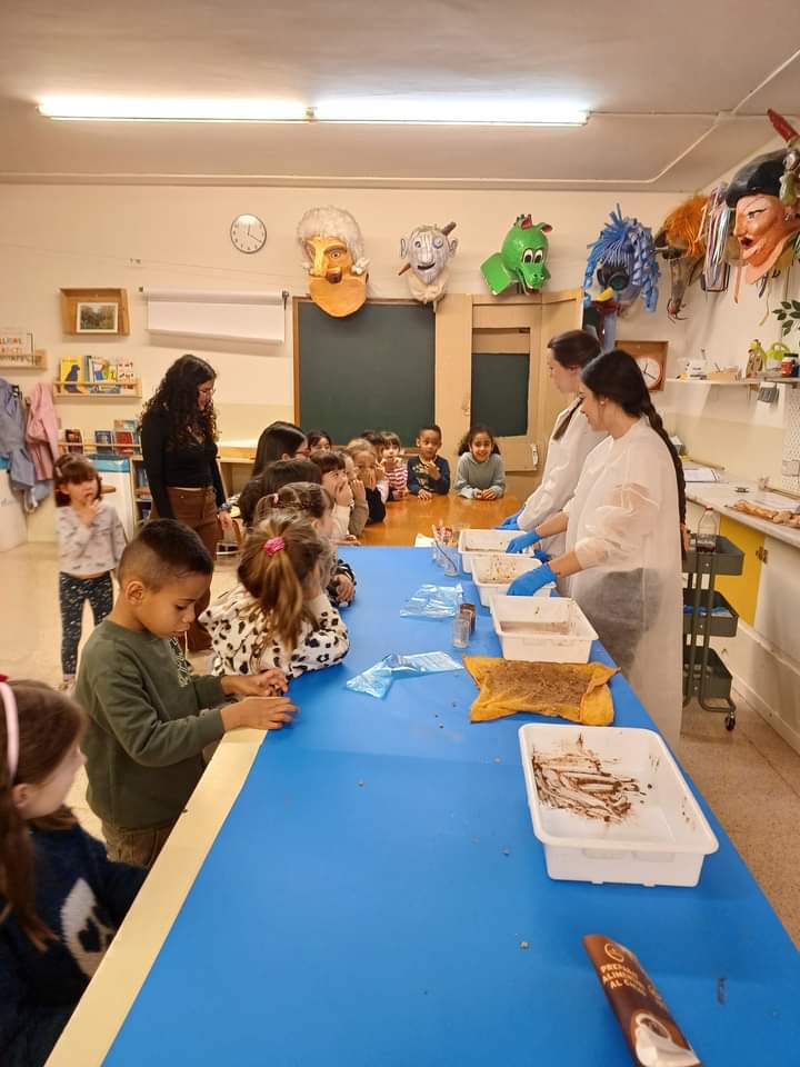EscolaCoves's tweet photo. Gran dia la #firacientífica a Coves! Docents de tot el centre i alumnat de secundària a càrrec dels tallers. Quin gran equip!!!
@consorciedubcn @cesirecat
@la_UPC https://t.co/wLmZHAVDBd