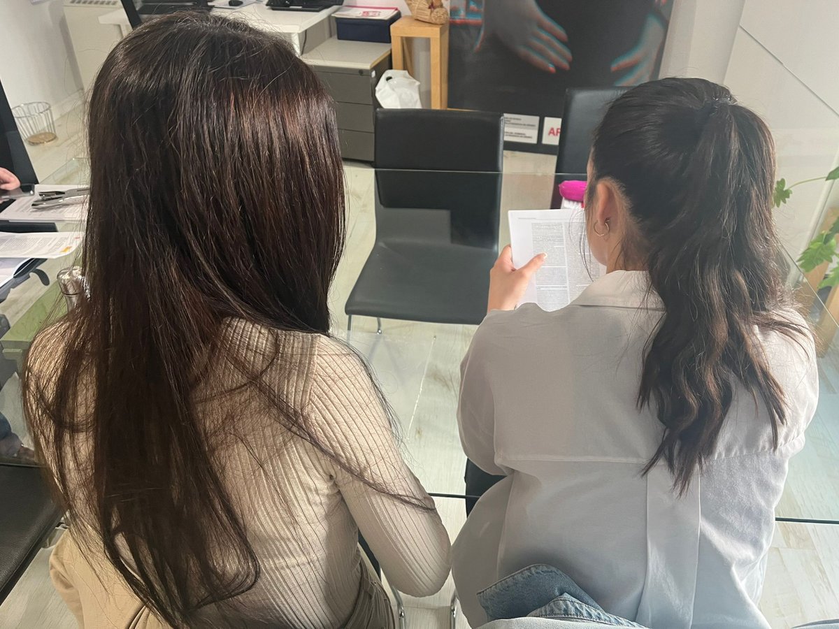 APRAMP's tweet photo. Cerramos el #DíaTrabajoSocial destacando a las trabajadoras sociales del equipo de @APRAMP; profesionales y compañeras que acompañan a las víctimas de trata, mujeres y niñas, que día a día luchan por recuperar su vida, libertad y dignidad, sumando y luchando #ContraLaTrata 👏 https://t.co/2VqgVBis83
