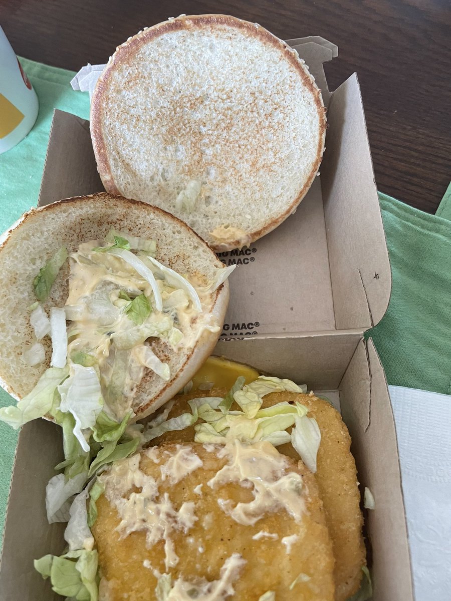 TDrezz's tweet photo. @McDonaldsCanada what it is suppose to look like Vs what I got. 2 Chicken on bottom bunk, empty top. Sad first Chicken BigMac… Store # 40698. https://t.co/34ETtybB2W