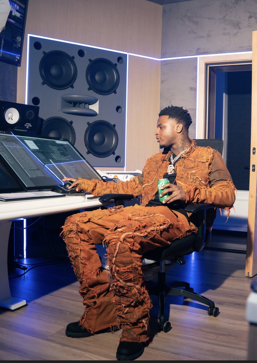 RealYungRo's tweet photo. If I’m hangin around 4 millionaires most likely I’ll become the fifth one same as if I’m hangin around 4 broke niggas then most likely what😔 and I can’t be broke https://t.co/LwuURa50BI