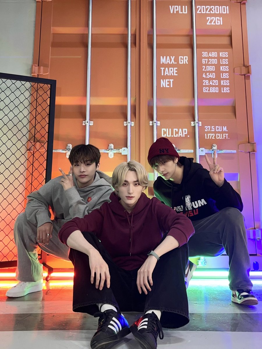 BeomsooBrasil's tweet photo. 📸 Atualização do Beomsoo com os membros Lex e Sing com fotos tiradas durante a gravação do challenge de CALLING 

#XODIAC #소디엑 #CALLING #콜링 #XODIAC_CALLING #CALLING_Challenge
#BEOMSOO #범수 https://t.co/2q1msJScvg