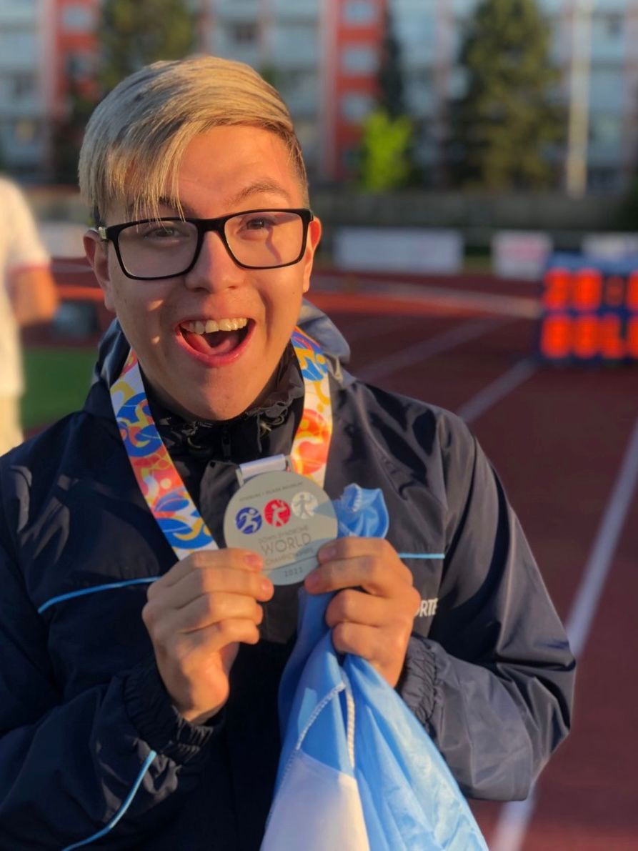 TWAMADERNA's tweet photo. En el día mundial del #SindromeDeDown quiero destacar al deportista trelewense Tobias Didier Mario, ejemplo de superación y perseverancia. Actualmente está probándose para ingresar a la Selección Argentina de Atletas con Síndrome de Down.
¡Fuerza Tobias, Trelew está con vos! https://t.co/Wy6v9UFPiW