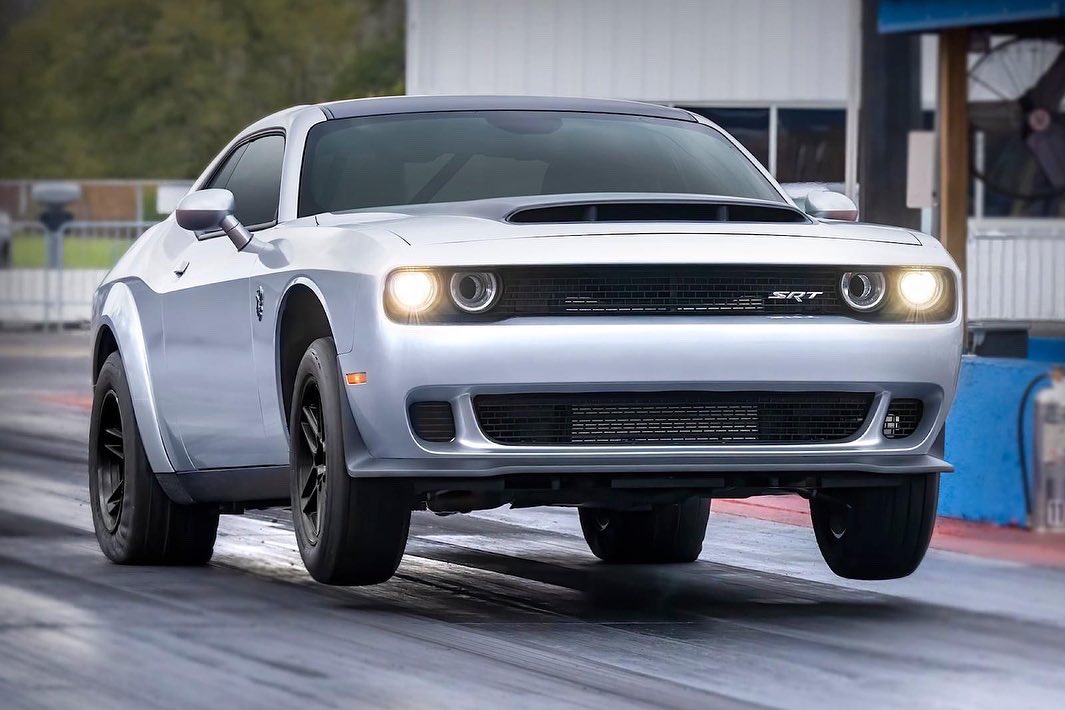 frankymostro's tweet photo. Adiós Vaquero 🥹
Mostrilios, helo aquí: el final de una era, el último muscle-car con un Hemi bajo el cofre, la despedida: el Challenger Demon 170, la última edición 'Last Call' con la que Dodge despide al legendario motor elefantioso 🐘 antes del cambio a la electrificación.
Y claro que tenía que ser legendario: el Hemi de 6.2 litros con un supercargador de 3 litros modificado genera 1,020 hp y 945 lb/pie de torque cuando 'chupa' Etanol de grado 170, que es de donde saca su nombre. 
El 1/4 de milla se lo traga en 8.91 segundos a casi 245 km/h, certificado por la NHRA. Y sí, trae drag radials, line lock, el enfriador del supercargador, y hasta un paracaídas como accesorio opcional disponible desde Direct Connection. Un coche cuartomillero ciento por ciento. Tanto, que trae salpicaderas traseras de Widebody para cubrir las llantotas 😬
Y aquí está lo mejor: disponibilidad y precio. El Demon 170 costará $96,666 dólares y Dodge producirá 3,300 ejemplares; sí limitado, pero mucho menos que el Demon original, y el rendimiento que ofrece es una verdadera ganga por menos de 100k verdes. 
Mopar se voló la barda despidiendo al mero mero 🫡 y sí, todos vamos a extrañar al Hemi, pero por lo menos yo ya quiero ver lo que la electrificación traerá a la mesa por parte de Dodge, aunque nunca será lo mismo 
Stellantis México
