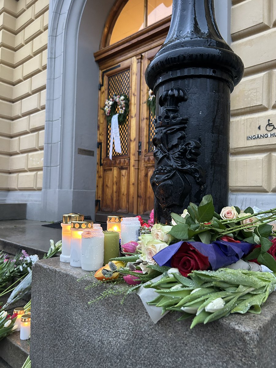 alvahellstrand's tweet photo. Malmö Latins Elevkår

Tack för att ni står pall och förmedlar stöd när folket behöver sörja. För att ni kraftsamlar, och orkar. Ni visar på starkt och tryggt ledarskap, på vikten av en elevkår, i tider som är svåra. 

Det känns fint att jag en gång fått vara en del av er. 🤍 https://t.co/9rC1ZvEkpF