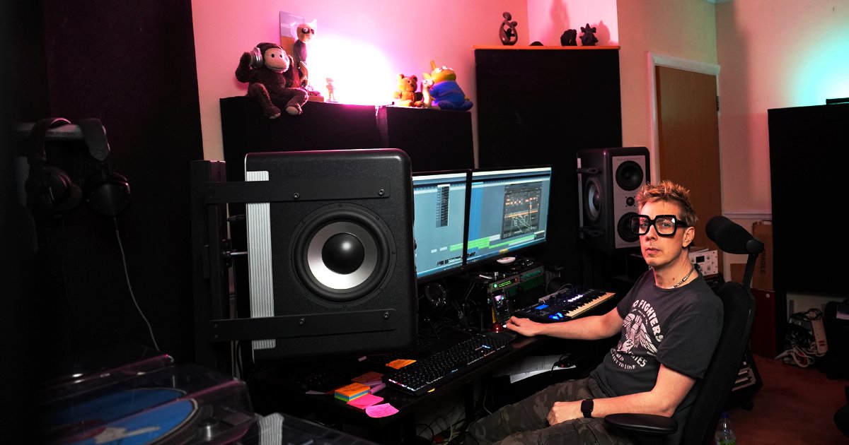 LukePepper's tweet image. Here we find the techno producer in its natural habit, a mature member of the species as can be told by the pale complexion and corrective eyewear. #techno #dj #producer #music #studioequipment #synthesizermusic #producers #djinglife #djing #recordingstudio #studio #synth