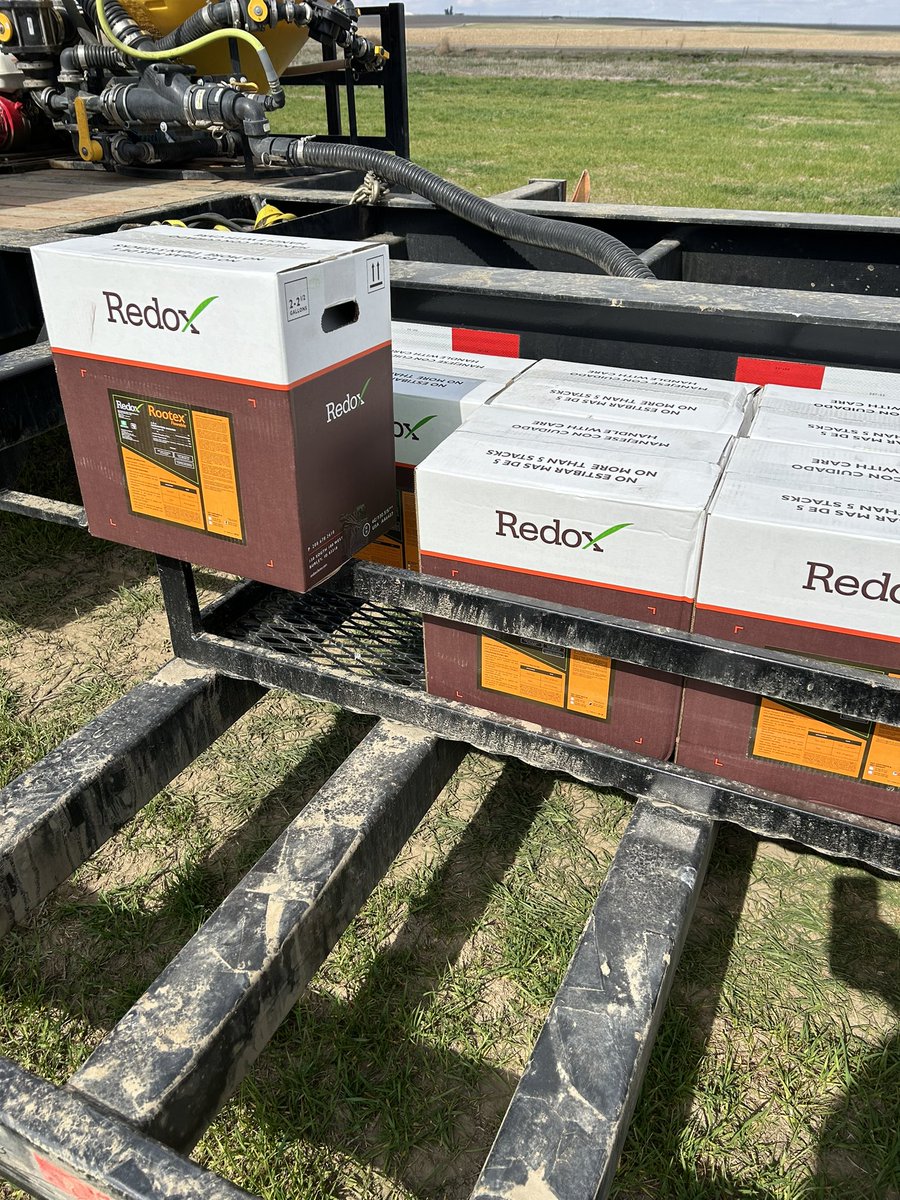 ScottD_redox's tweet photo. Nothing like being your own mobile fertilizer plant. #RootexFlowable pour and go. Low use rate, complexed efficient product that stimulates more lateral root branching. Compatible and easy to use. #innovativeScott #Redox https://t.co/JYAedUqxbk