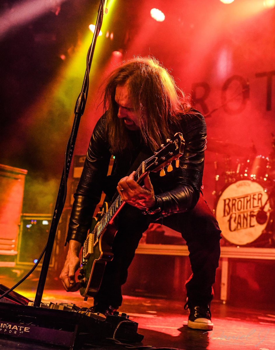 DamonJOfficial's tweet image. Proper crouch position for an F# bar chord 

📸: Daniel Johnson 

@IronCityBham @RealBrotherCane