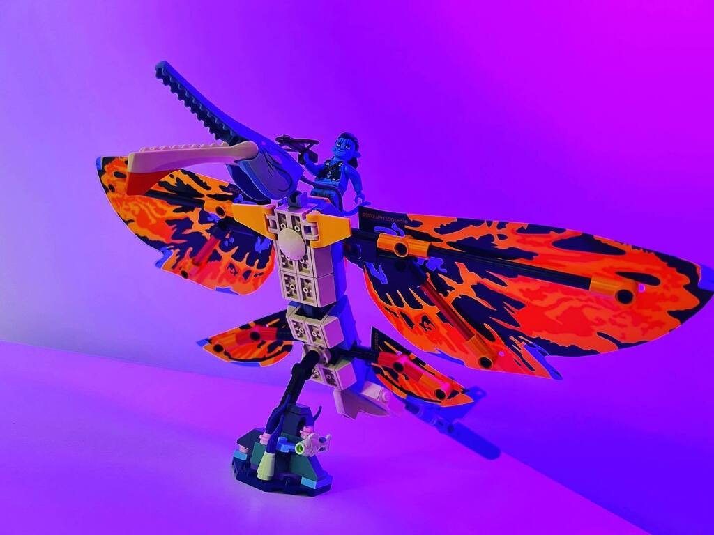 geoffcockwill's tweet photo. Jake and his Skimwing. I hope he rides one in the next film. I love the design of this beast. It’s awesome. #avatarthewayofwater #avatar #jamescameronsavatar #jakesully #skimwing #legoavatar #avatarlego #lego #legominifigures https://t.co/oiOf9q5dBu https://t.co/TpWMHQk3BP