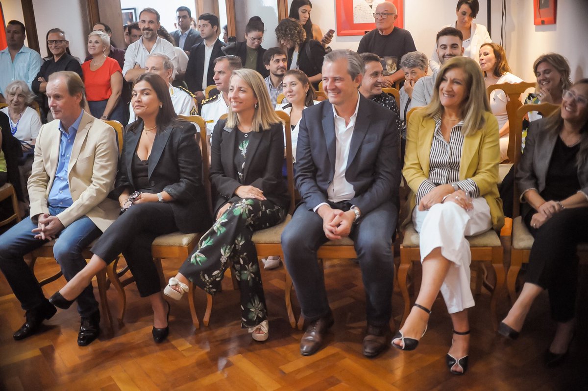 carinamanuramos's tweet photo. 🟣 Homenajear a las mujeres no significa sólo un retrato en un salón, sino que a través de ellas contamos y visibilizamos nuestra propia historia como provincia
#mujeres #entrerrianas #8M #mesdelamujer https://t.co/JowNimxXUB