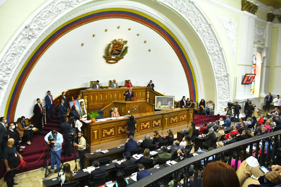 PartidoPSUV's tweet photo. "Ante este pleno presentamos un acuerdo, donde la Revolución Bolivariana ha venido exponiendo la lucha frontal en contra de la corrupción y otros vicios que van carcomiendo a las personas que incurren en estas prácticas", Diosdado Cabello.

@dcabellor 
#MaduroGolpeaALosCorruptos https://t.co/JLfnfUhL9B