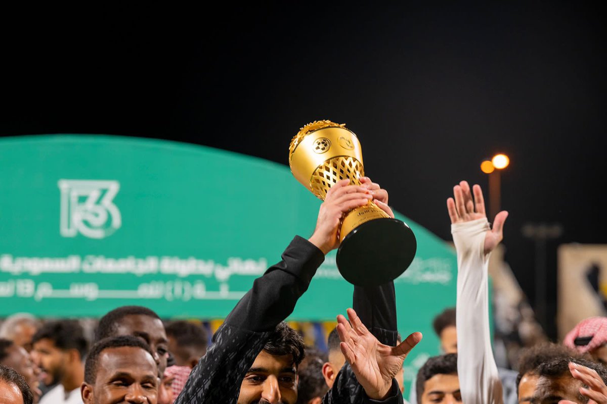 QassimUniv1's tweet photo. معالي رئيس #جامعة_القصيم  يتوج منتخب الجامعة، بعد تحقيقه بطولة #الاتحاد_الرياضي_للجامعات_السعودية في النسخة الثالثة عشرة، بحضور سعادة رئيس الاتحاد الرياضي للجامعات، وسعادة وكلاء الجامعة. https://t.co/d7v7W2Tt1r