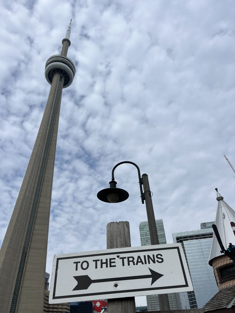 SchulichMBA's tweet photo. Terrific #TorontoTuesday to the #Toronto’n’#Trains-aficionados in #The6ix and all over the globe 🌎 https://t.co/b4sGgby4RY