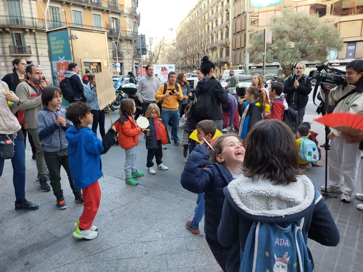 AFA_Lavinia's tweet photo. Avui hem estat a la concentració davant el @consorciedubcn per demanar mesures immediates d'aclimatació a les aules #ProuCalorAlesAules https://t.co/wZGbi5AGNq