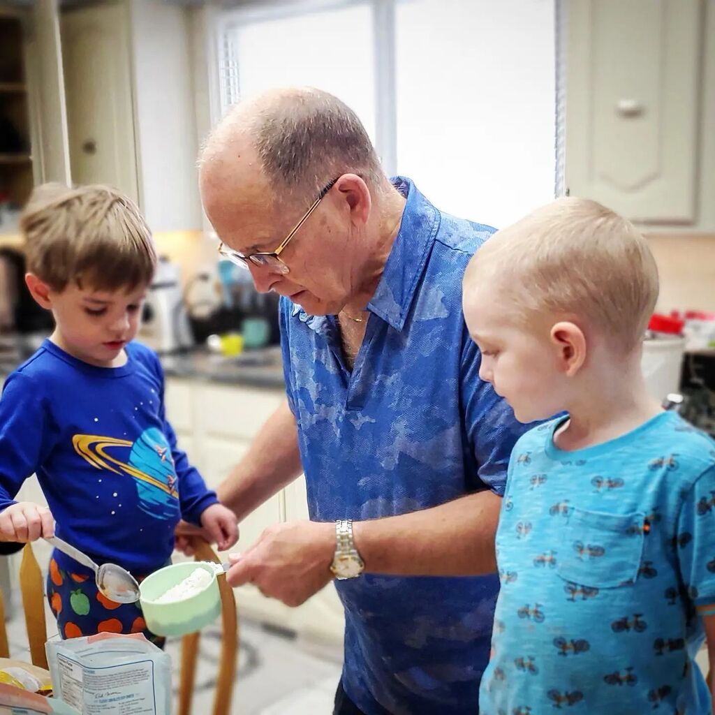 Papa and "the twins" making cookies. Filling the measuring cup 1 teaspoon at a time. instagr.am/p/CqEBUSwv7Jp/