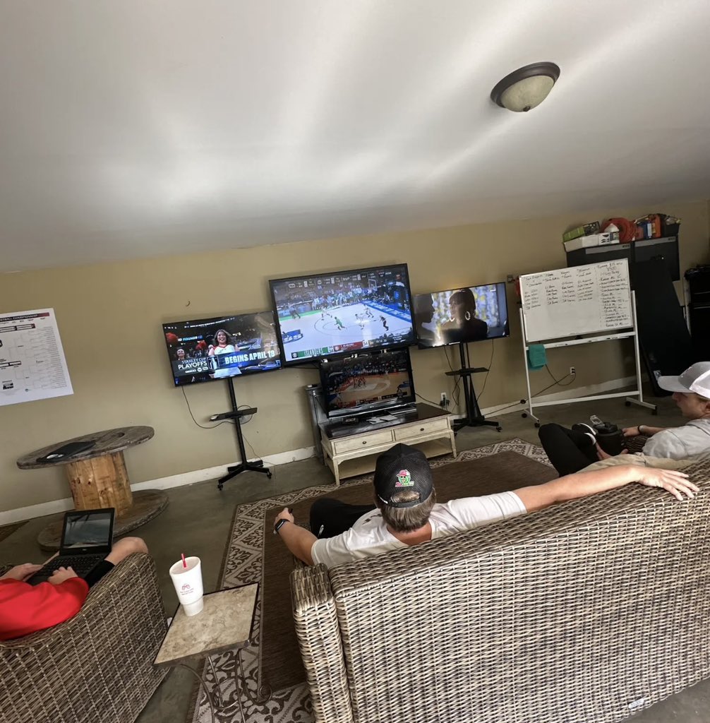 elimccoy61's tweet photo. 4 DAYS.
48 GAMES.
39 GUESTS.
12 UPSETS.
4 TV’S.
1 WALL BRACKET.
0 DAYS WITHOUT MADNESS.
THIS IS MARCH. https://t.co/SZrHdos12b