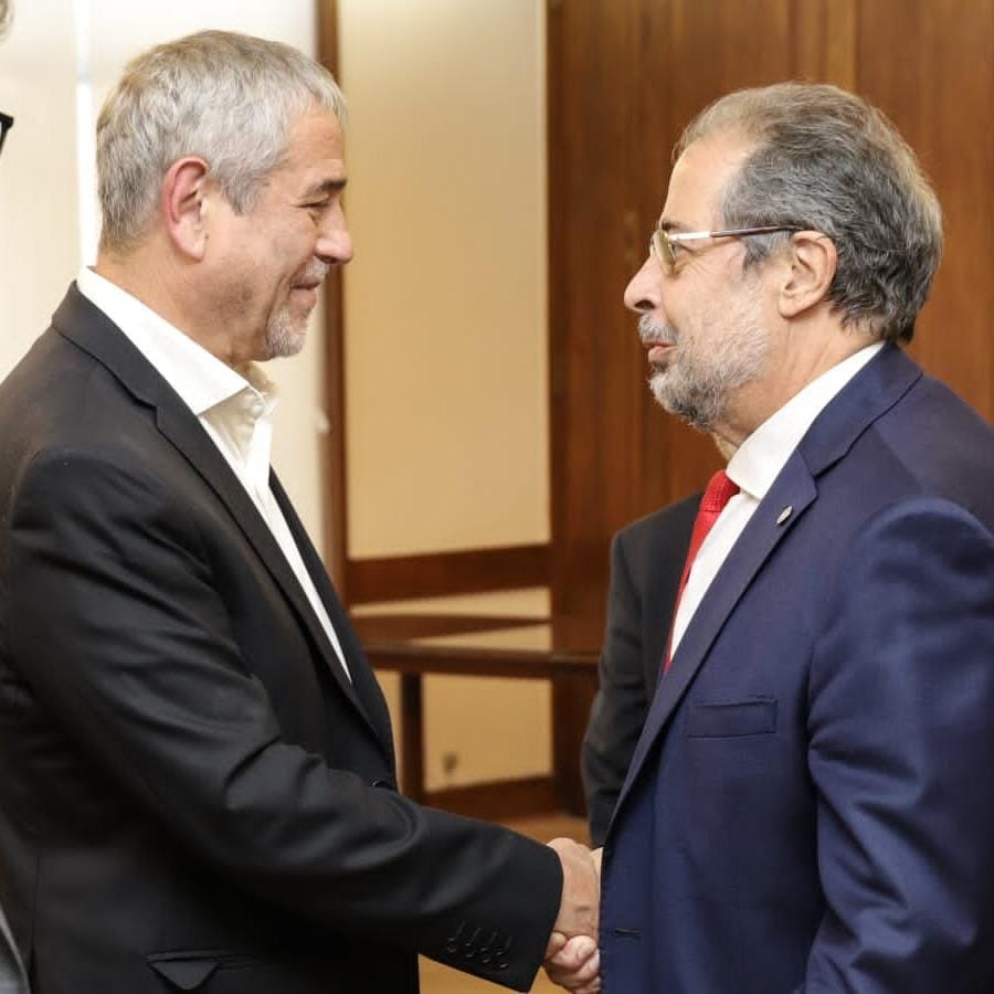jorgeferraresi's tweet photo. Junto al interventor del ENRE, @WalterMartello nos reunimos con el presidente de @OficialEdesur, Juan Carlos Blanco y su gerente General, Valter Moro. Así iniciamos esta nueva etapa de intervención administrativa, fiscalización y monitoreo de las obras para mejorar el servicio. https://t.co/xIqHa3h9m9