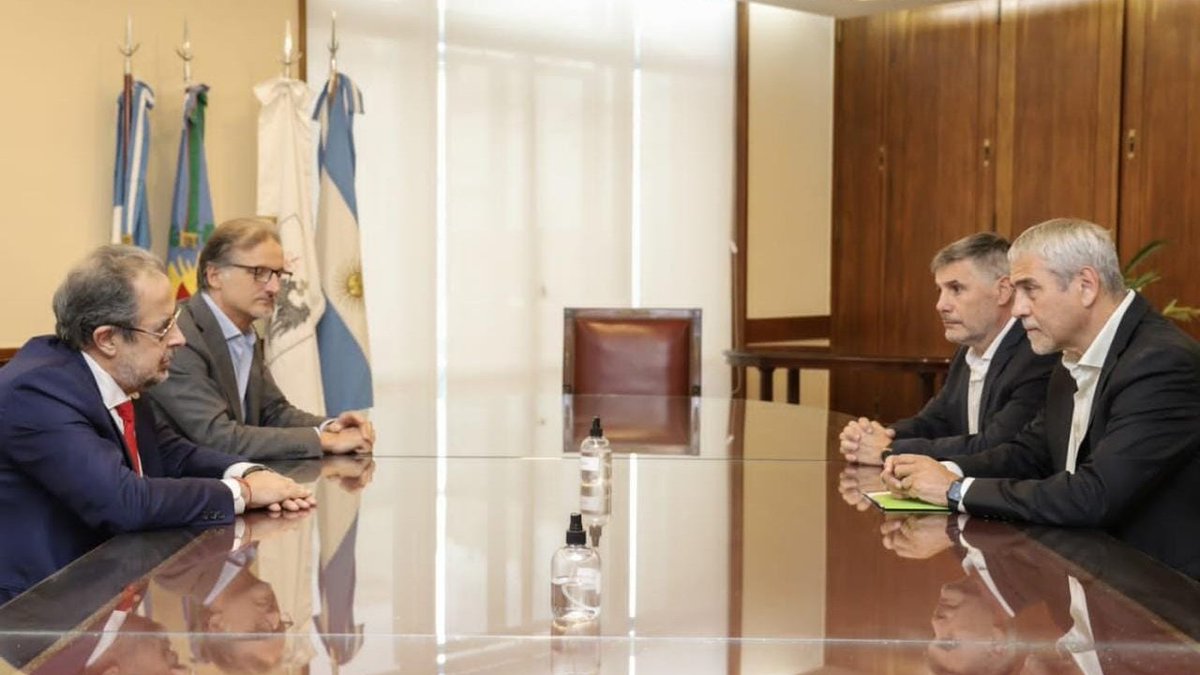 jorgeferraresi's tweet photo. Junto al interventor del ENRE, @WalterMartello nos reunimos con el presidente de @OficialEdesur, Juan Carlos Blanco y su gerente General, Valter Moro. Así iniciamos esta nueva etapa de intervención administrativa, fiscalización y monitoreo de las obras para mejorar el servicio. https://t.co/xIqHa3h9m9