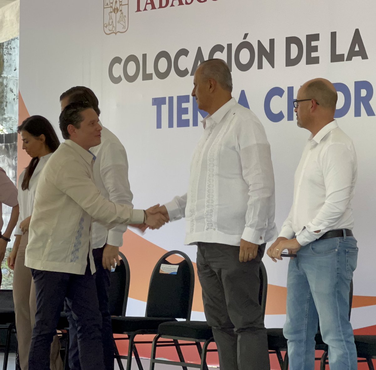 Se coloca la primera piedra de la tienda <a href="/Chedrauioficial/">Chedraui</a> Cunduacán de la mano del Sr. Gobernador de Tabasco <a href="/cmmerino/">Carlos Manuel Merino Campos</a> así como el secretario de la #SEDEC  <a href="/garciamallitz/">Federico García</a> y del alcalde de Cunduacán <a href="/elcheliito/">abraham cano</a>