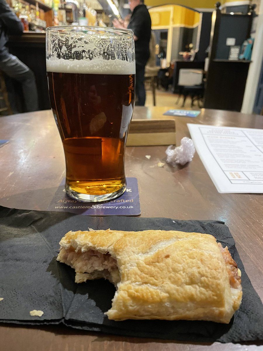 AlBooth's tweet photo. Late train after the @Notts_TV show has its advantages. Namely a couple of pints and a homemade bar snack in @VatandFiddle. Proper Nottingham. https://t.co/ONFIGEwsdS