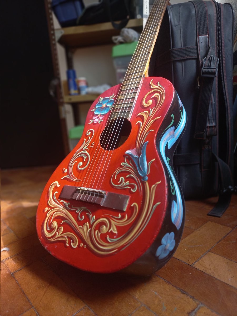 febuey's tweet photo. Guitarra Pintada estilo #fileteadoporteño https://t.co/JNAuUsVY0G